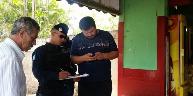 Criminosos armados roubam comerciantes e político no centro