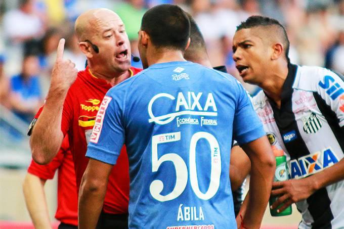 Dirigente do Cruzeiro planeja festa para aposentadoria de árbitro