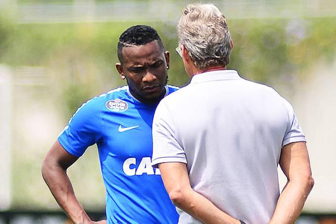 Corinthians afasta jogador após discussão com torcedores
