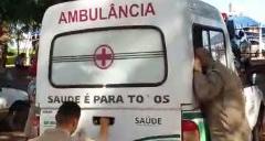 Médica e paciente grave ficam presos em ambulância