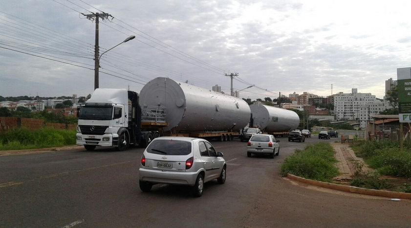 Carretas 'gigantes' destroem semáforos e fiação na capital