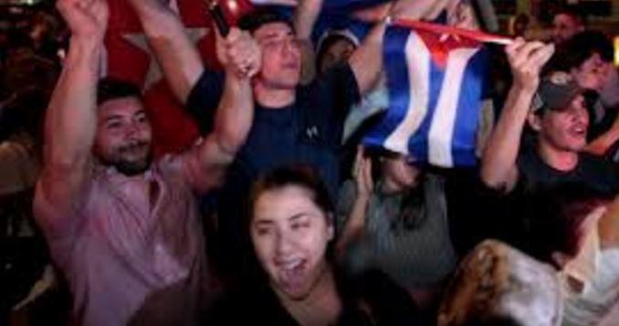 Cubanos em Miami comemoram morte de Fidel