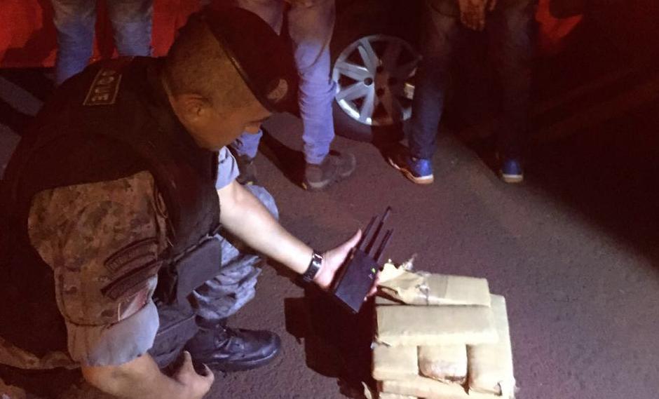 Trio é preso com droga e aparelho bloqueador