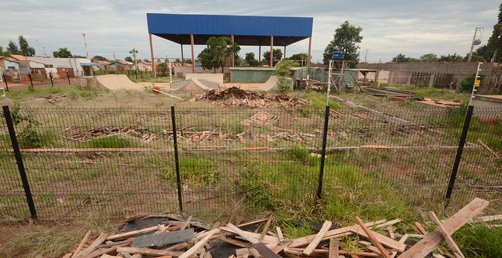 Obra de praça está abandonada há 4 anos
