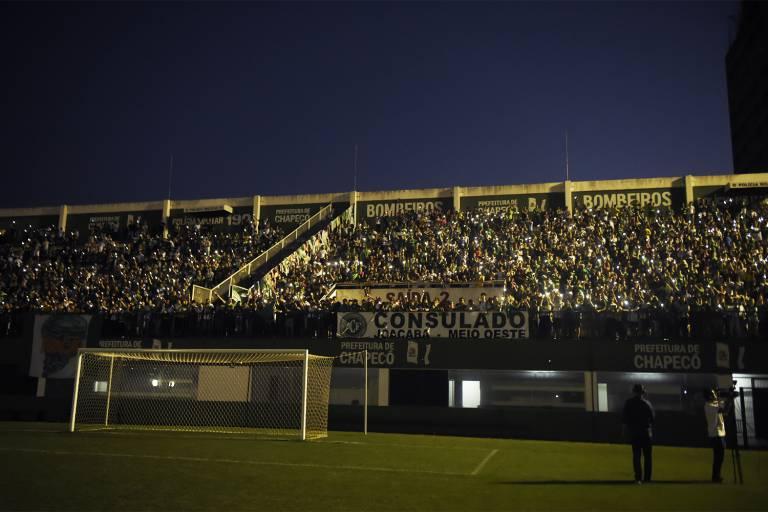 Na Arena Condá, torcedores choram e cantam: ‘É campeão’