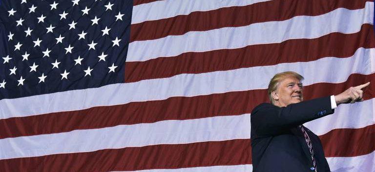 Trump quer tirar a cidadania de quem queimar a bandeira dos EUA