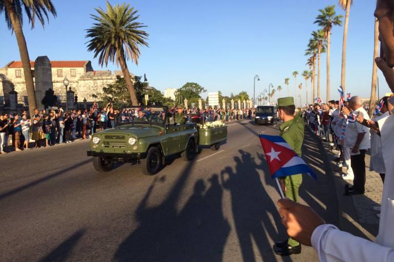 Na carreata, Fidel continua dando ordens