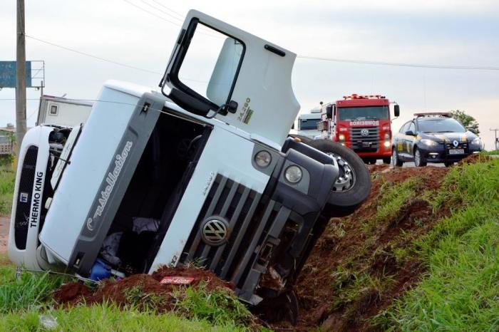 Caminhão carregado com carne sai da pista e tomba em BR