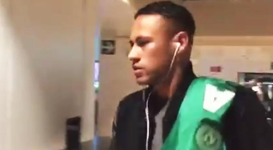 Neymar e Willian homenageiam vítimas