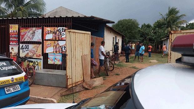 Mulher é encontrada morta esfaqueada no sofá de casa