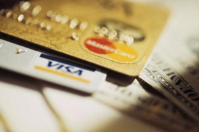 Cartão de crédito passa a cobrar do dólar do dia da compra