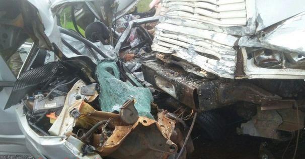 Acidente entre carro e caminhão deixa 4 mortos