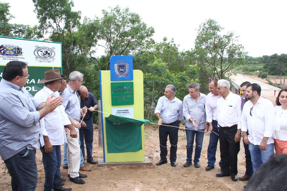 Governo do Estado entrega ponte de concreto em Caracol