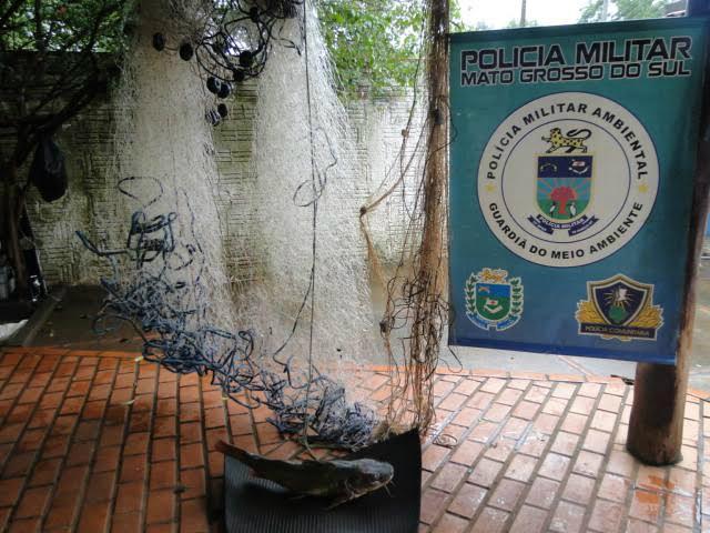 Após denuncias PMA apreende redes de pesca e pescado