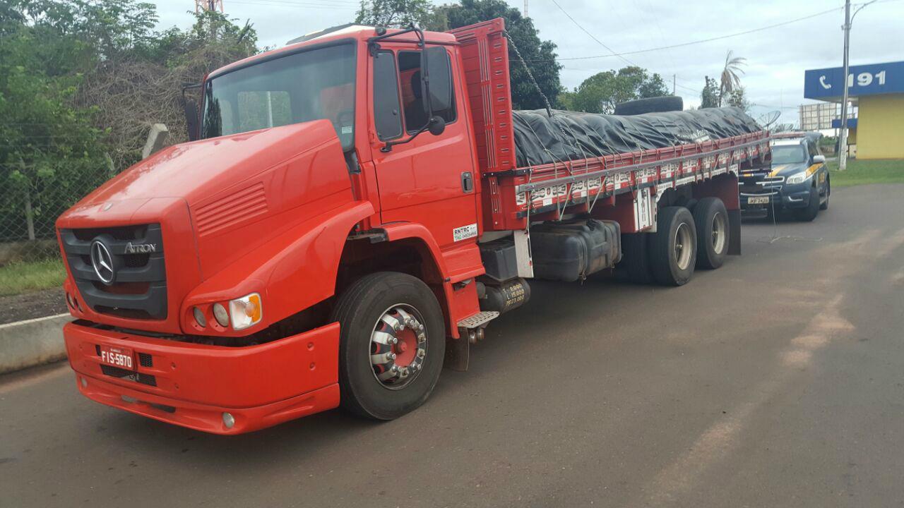 Maconha é apreendida em fundo falso de caminhão roubado