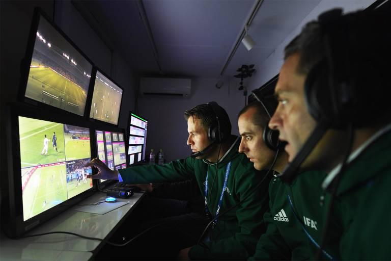 Mundial de Clubes: Fifa aprova 1º teste com árbitro de vídeo