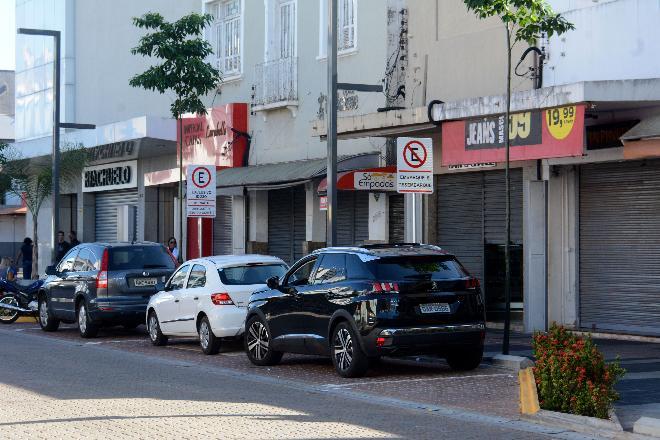 Com poucas vagas disponíveis, estacionamentos lucram com nova Rua 14 de julho