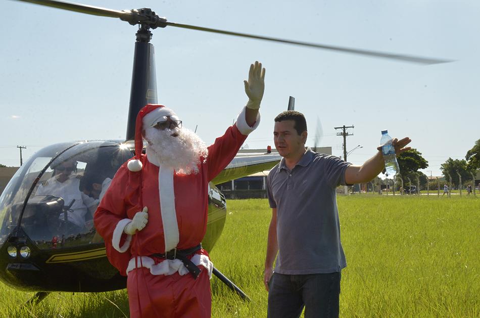 Papai Noel chega de helicóptero na cidade de Jardim
