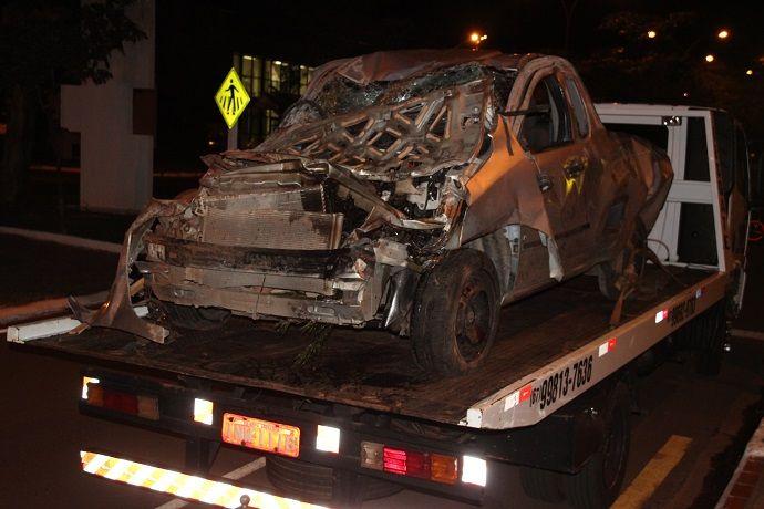 Jovem capota carro roubado ao fugir da polícia na BR-267