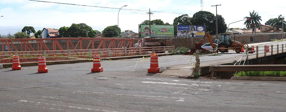Risco de afundamento interdita ponte