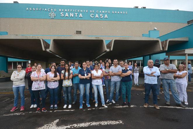 Sem receber salário, enfermeiros da Santa Casa paralisam