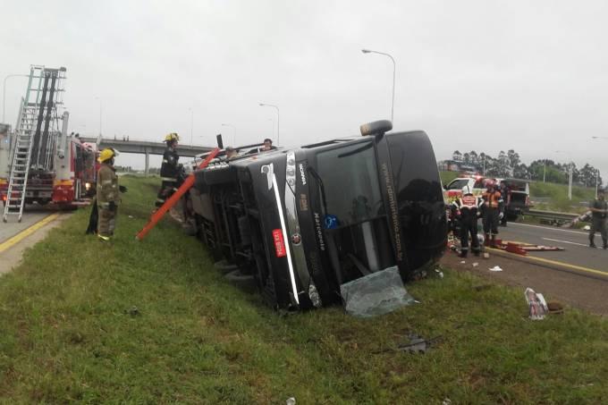 Acidente com ônibus de brasileiros mata 2 e fere 20 na Argentina