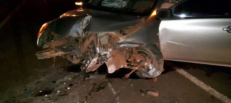 Condutor perde controle, carro colide em mureta e derruba poste