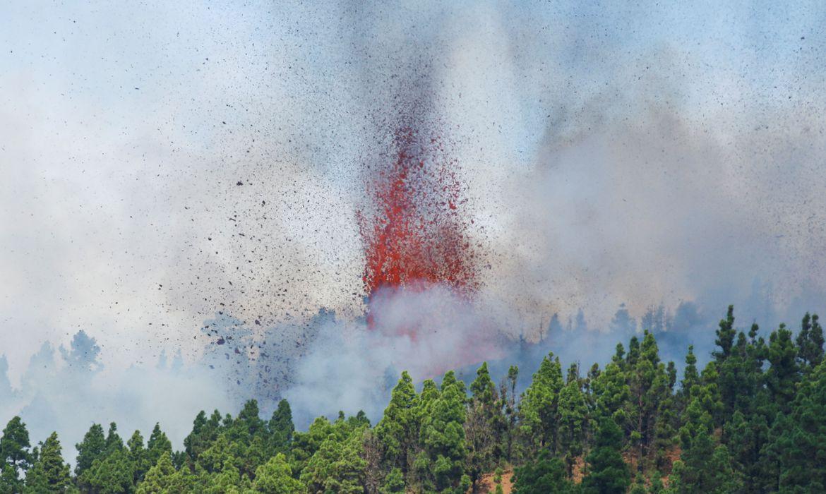 Lava do Vulcão Cumbre se aproxima da água