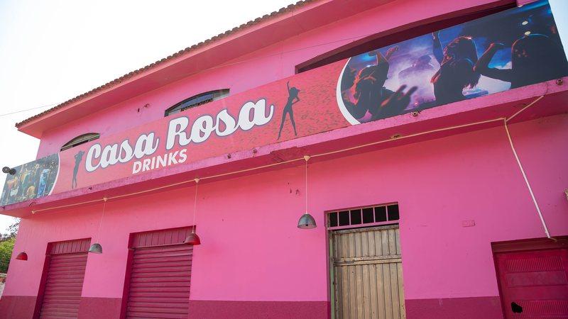 Tabu, prostituição bate à porta de Ribas que se equilibra nas contradições do desenvolvimento