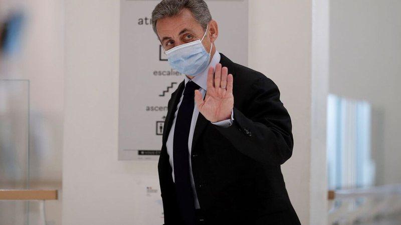 Ex-presidente da França é condenado a prisão