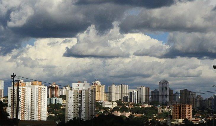Terça-feira de chuva, ventos fortes e temperaturas agradáveis no Estado