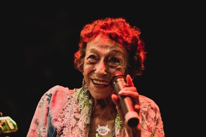 Fim de semana tem show gratuito da cantora Delinha e apresentação de DJs