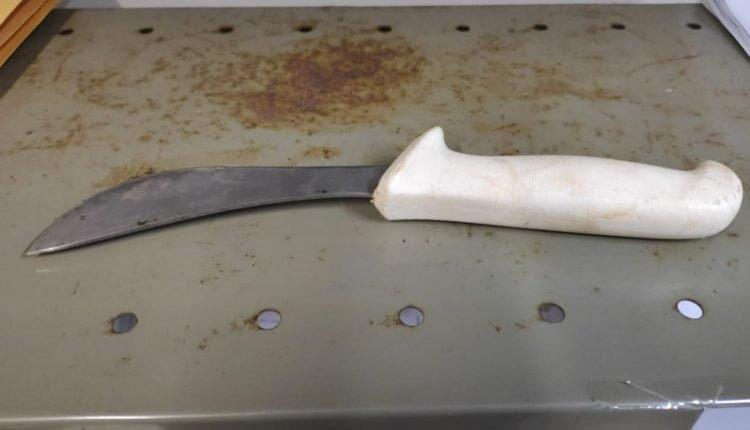 Mulher é presa ao lado de poça de sangue após esfaquear marido em MS