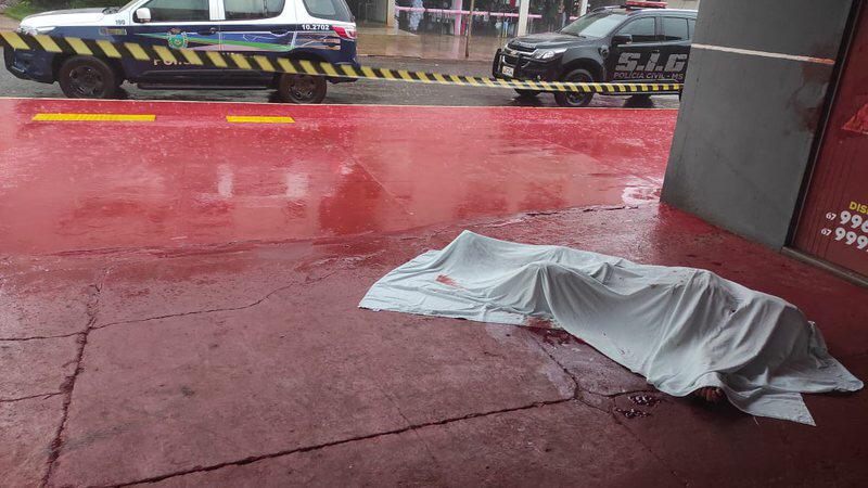 Homem é morto com golpes de faca na varanda de comércio em MS