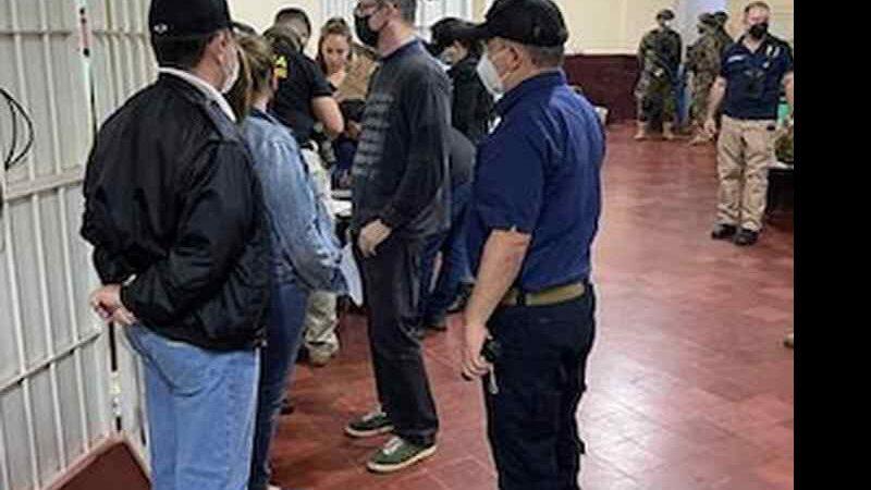 Em busca de mandante de chacina, polícia invade até prisão na fronteira