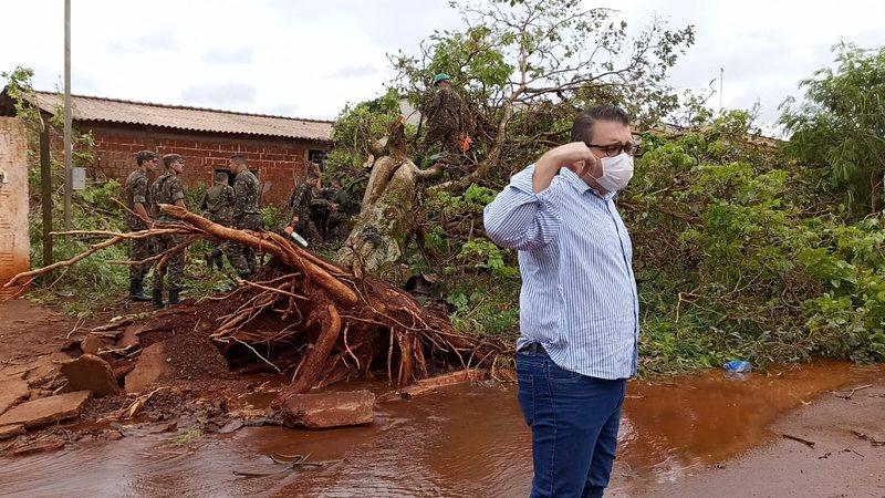 Com força tarefa, Dourados retira 50 árvores caídas e segue com limpeza