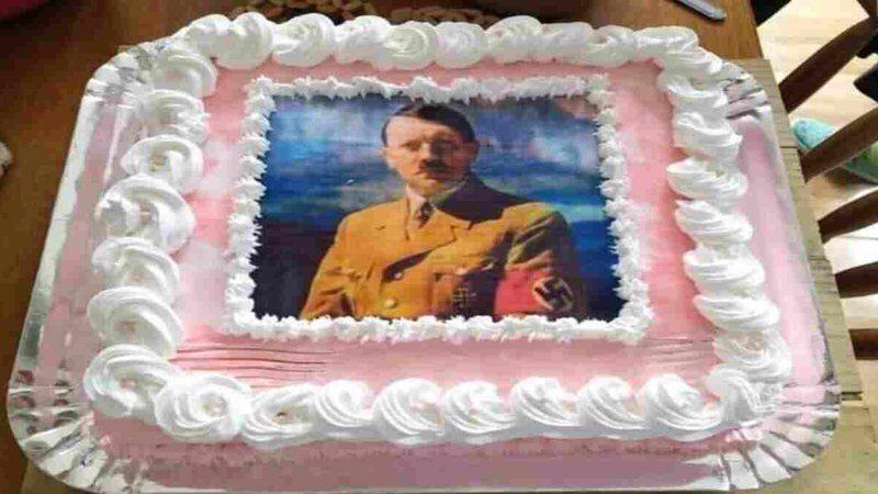 Estudante de história comemora aniversário com bolo com imagem de Hitler