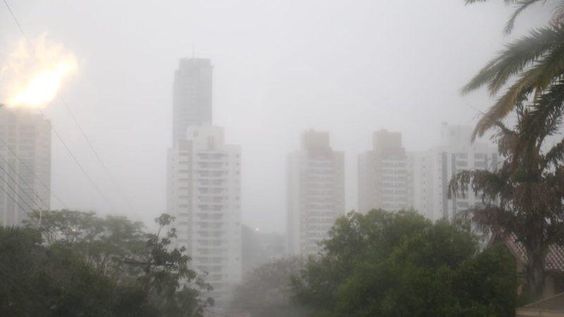 Após 61,4 milímetros e ventos de 65 Km por hora, chuva deve seguir intensa neste domingo em Campo Grande