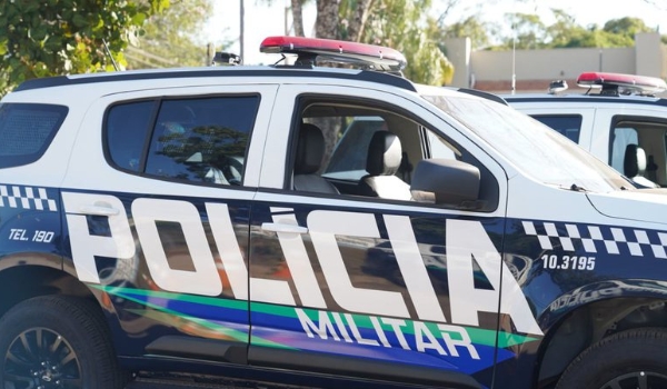 Bandido dá ‘mata-leão’ em menino de 12 anos para roubar celular e é preso por pais PMs