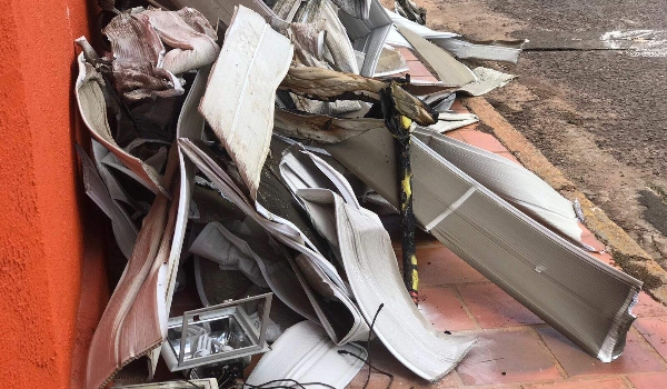 Incêndio em churrasqueira assusta e bombeiro alerta: “Tem que fazer manutenção”