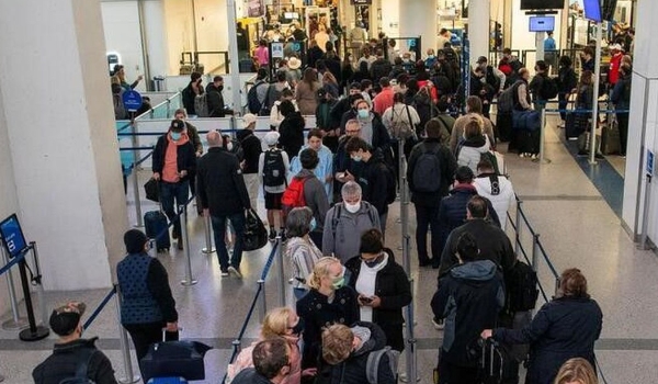 Ômicron: EUA endurecem regras de viagem e países controlam fronteiras