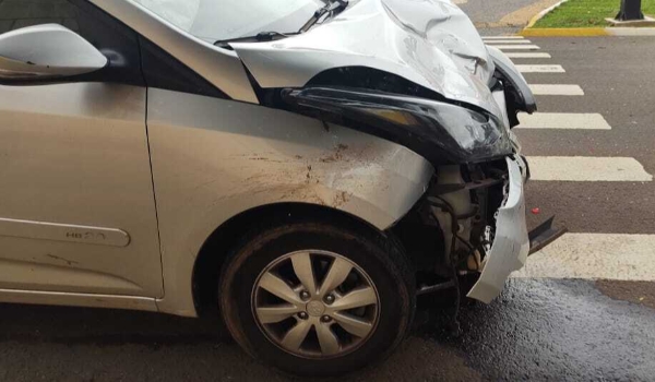 Motorista colide carro na traseira de outro e foge a pé na Afonso Pena