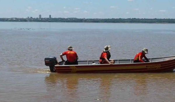 Canoa ocupada por família vira e homem de 34 anos morre afogado no Rio Paraguai