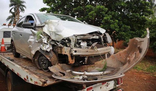Bêbado, motorista perde controle em curva e bate carro em poste