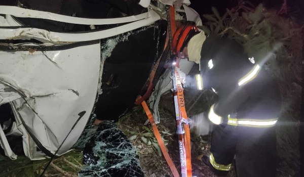 Casal morre e dois ficam feridos em capotagem na BR-262