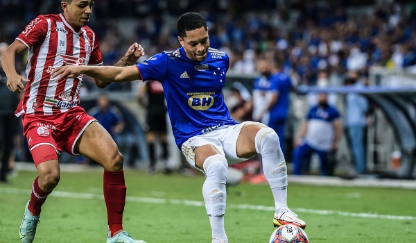 Joia 2022: Vitor Roque segue passos de Ronaldo e é diamante a ser lapidado no Cruzeiro