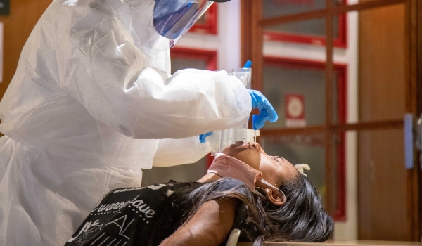 Agência Brasil explica diferença dos sintomas de covid-19 e gripe
