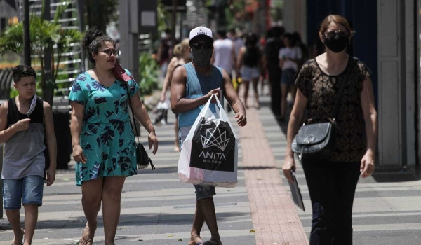 Feliz com presentes, população reduz trocas e lojas comemoram aumento nas vendas