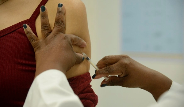 Rio prevê aplicar 1 milhão de doses contra covid-19 em janeiro
