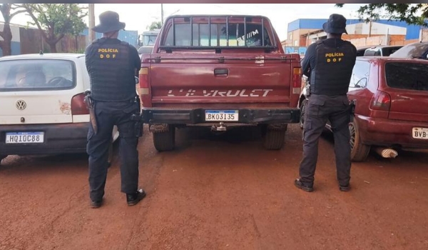 Dupla é presa com mais de 670 kg de drogas escondidos em caminhonete